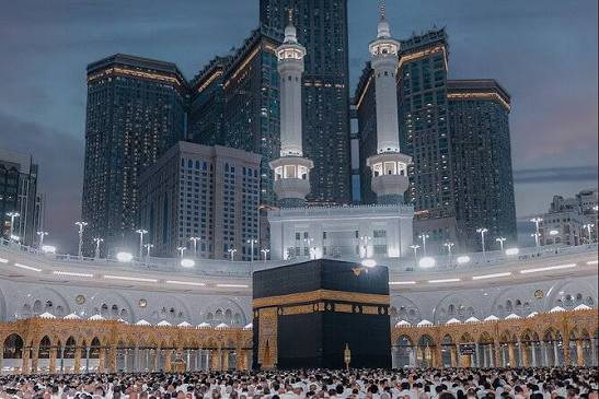 Kaaba at night with city skyline